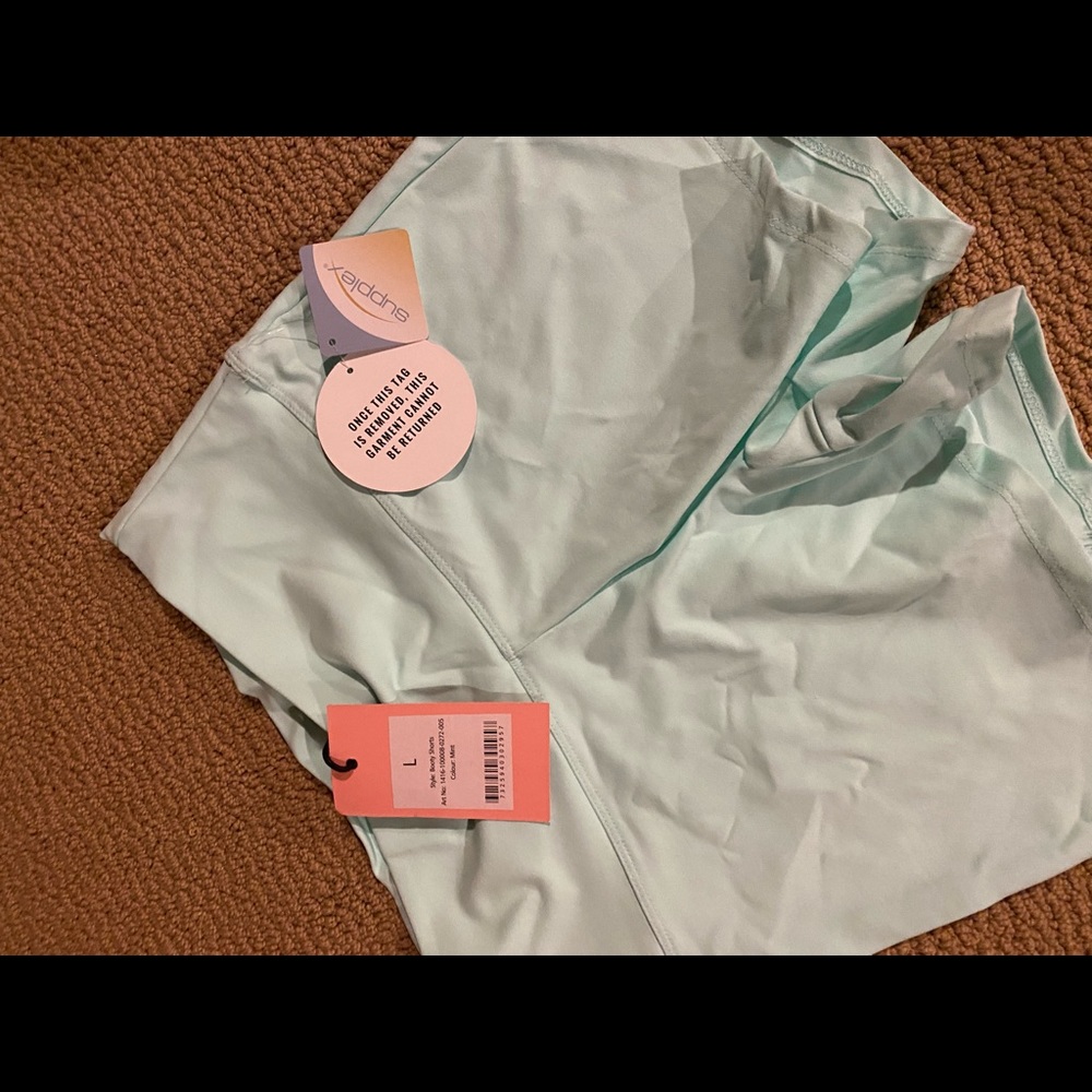 BNWT Ashy Bines Toned Shorts